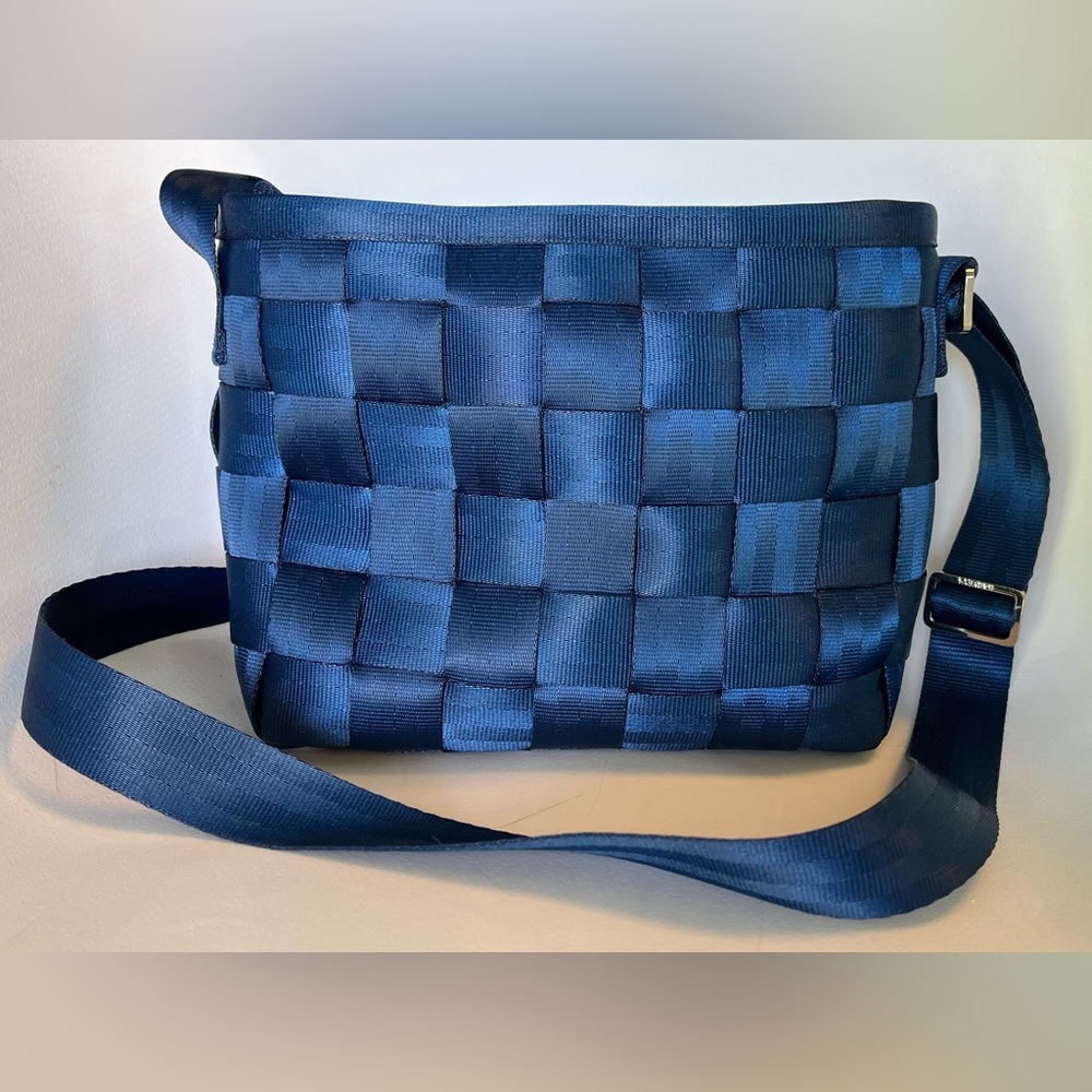 Harveys little messenger seatbelt bag